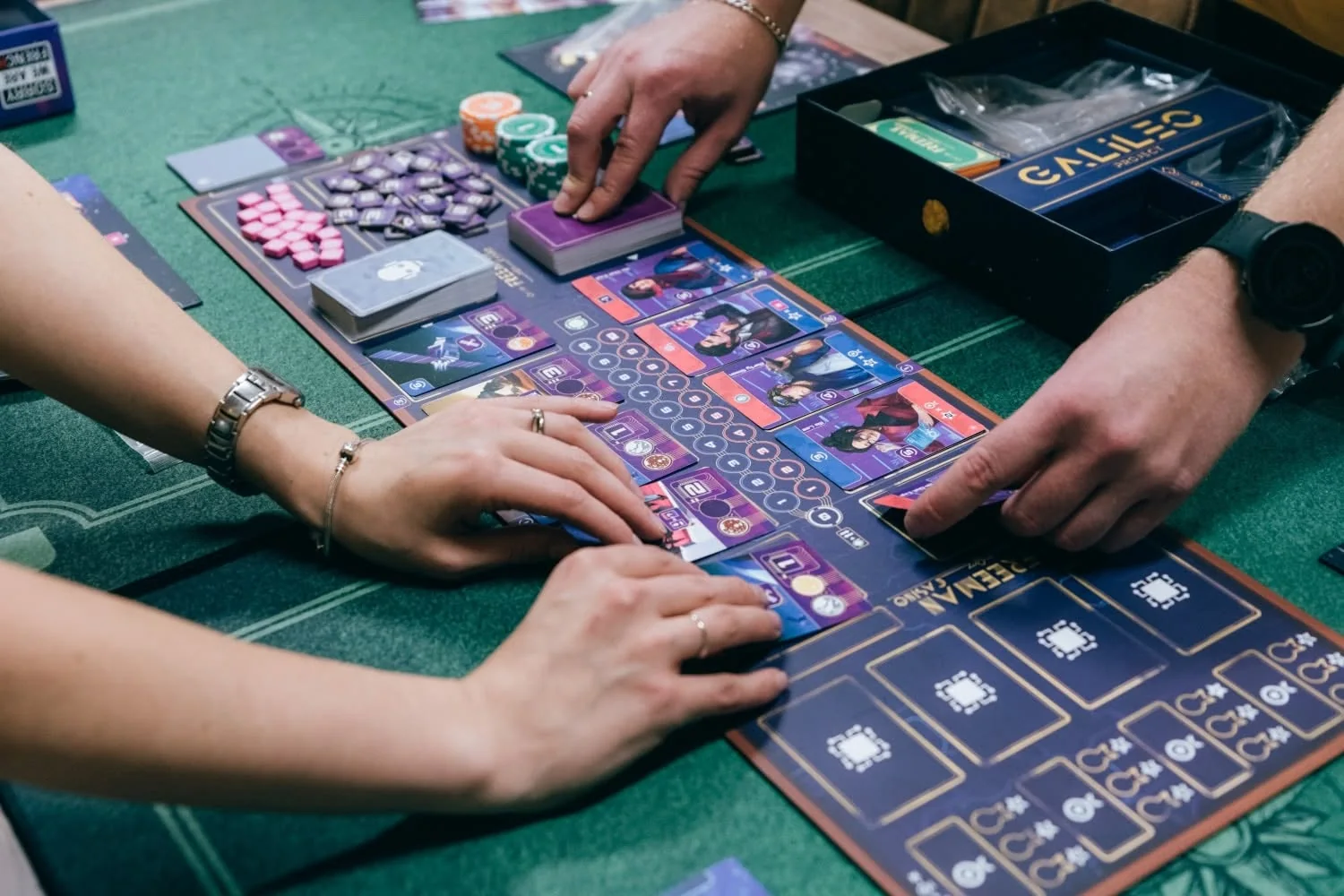 Une partie de jeu de société photographiée à la boutique