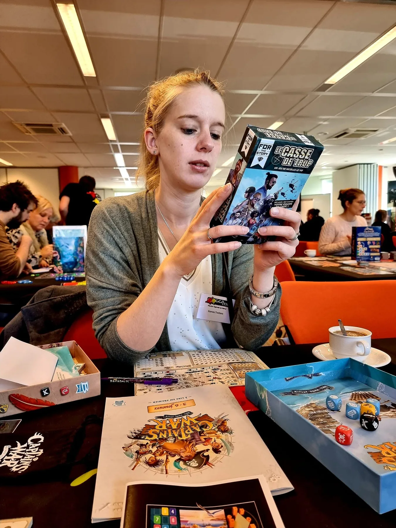 Estelle présente un jeu de société