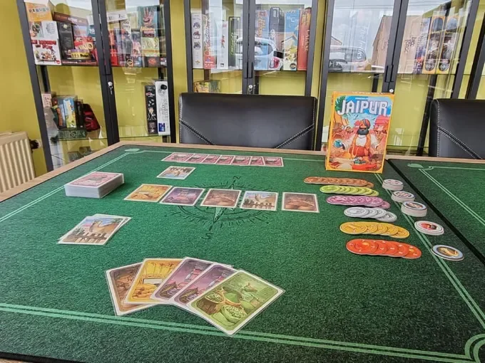 Jeu de cartes installé sur une table de la boutique