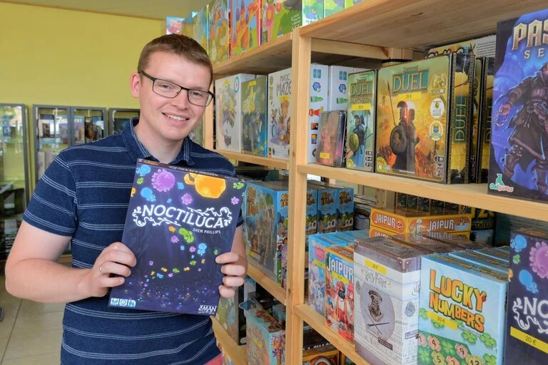 Grégory Palm présente un jeu dans la boutique Games Trotters