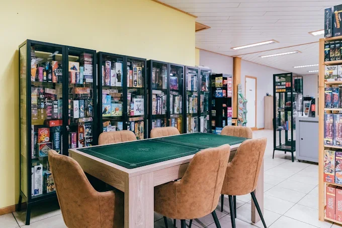 Les grandes tables de jeu au milieu des rayons